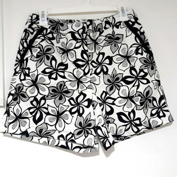 Talbots stretch cotton floral print white and black Short size 8 - Picture 1 of 7